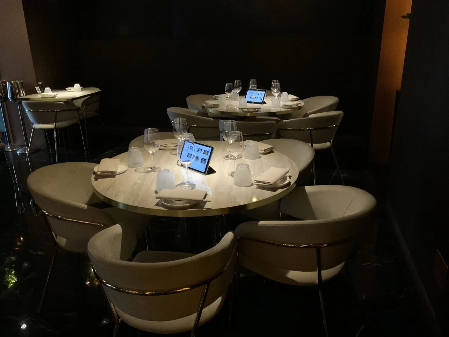 Interno del ristorante Sushi Kòbbo a Milano